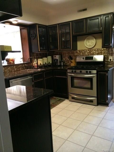 352 Ridgemont Road Grosse Pointe, MI 48236 - Photo 6 of 20 kitchen.jpg