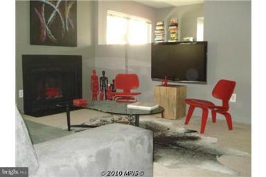 1734 Ascot Way, Unit 1734D Reston, VA 20190 - Photo 4 of 22 Living Room