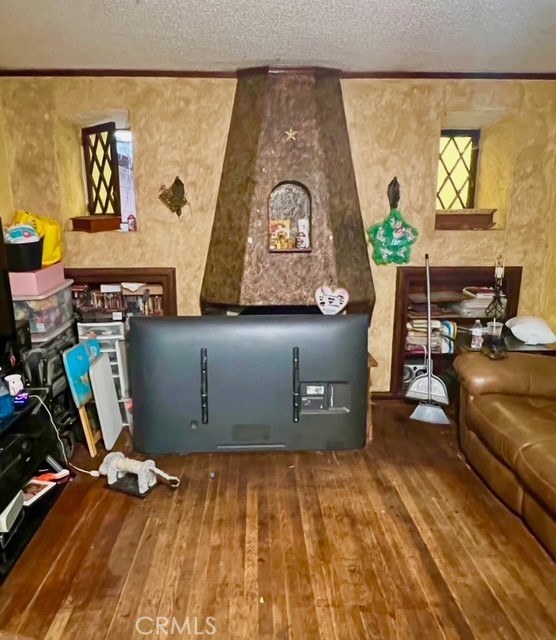 410 Pacific Riverside, CA 92507 - Photo 2 of 10 a living room with furniture