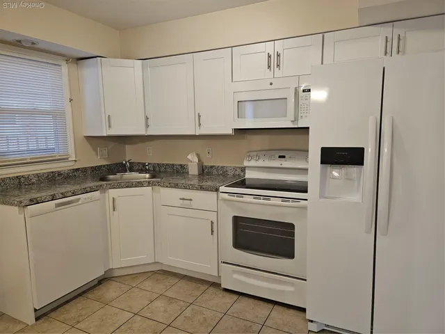 $3,200 | 36 Harrison Place, Unit 1, Farmingdale, NY 11735