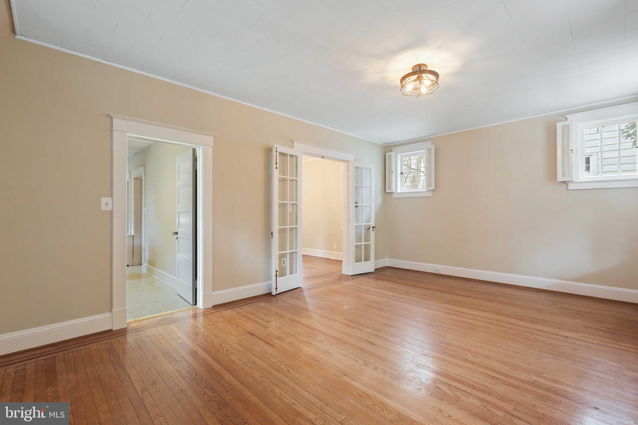 506 Westgate Road Baltimore, MD 21229 - Photo 11 of 60 Plenty of natural light