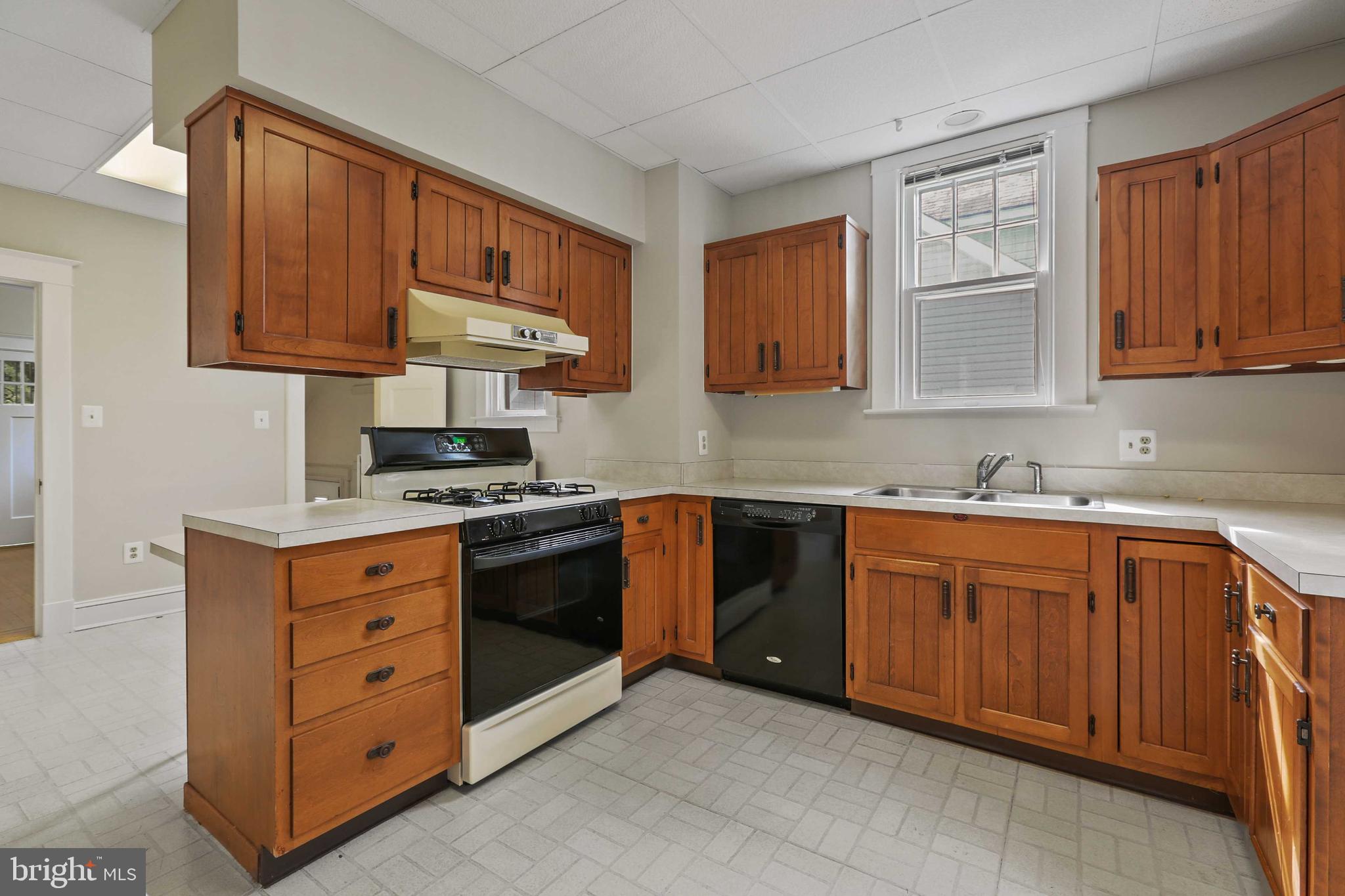 506 Westgate Road Baltimore, MD 21229 - Photo 22 of 60 Room for 2 cooks!
