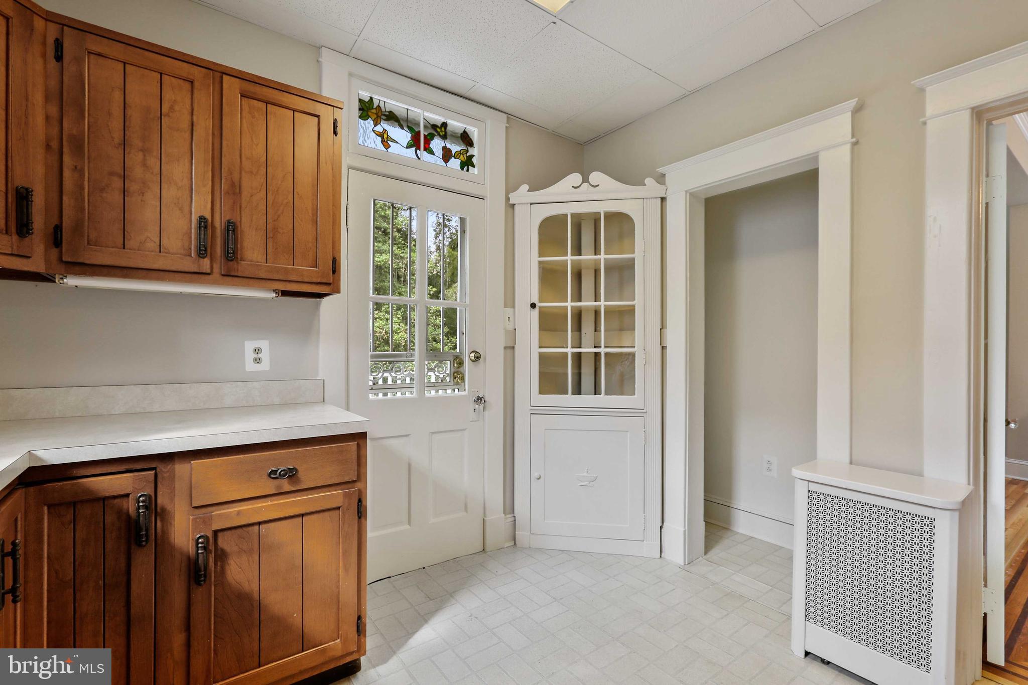 506 Westgate Road Baltimore, MD 21229 - Photo 23 of 60 Built-in corner cabinet