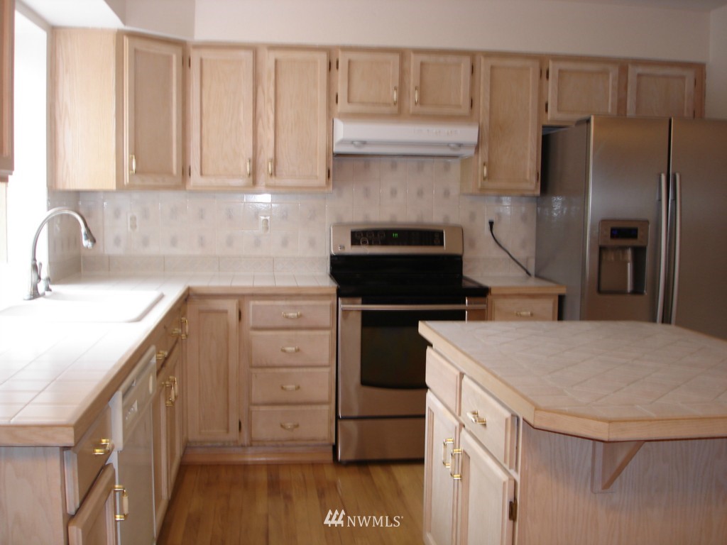 4126 Northeast 7th Street Renton, WA 98059 - Photo 3 of 7