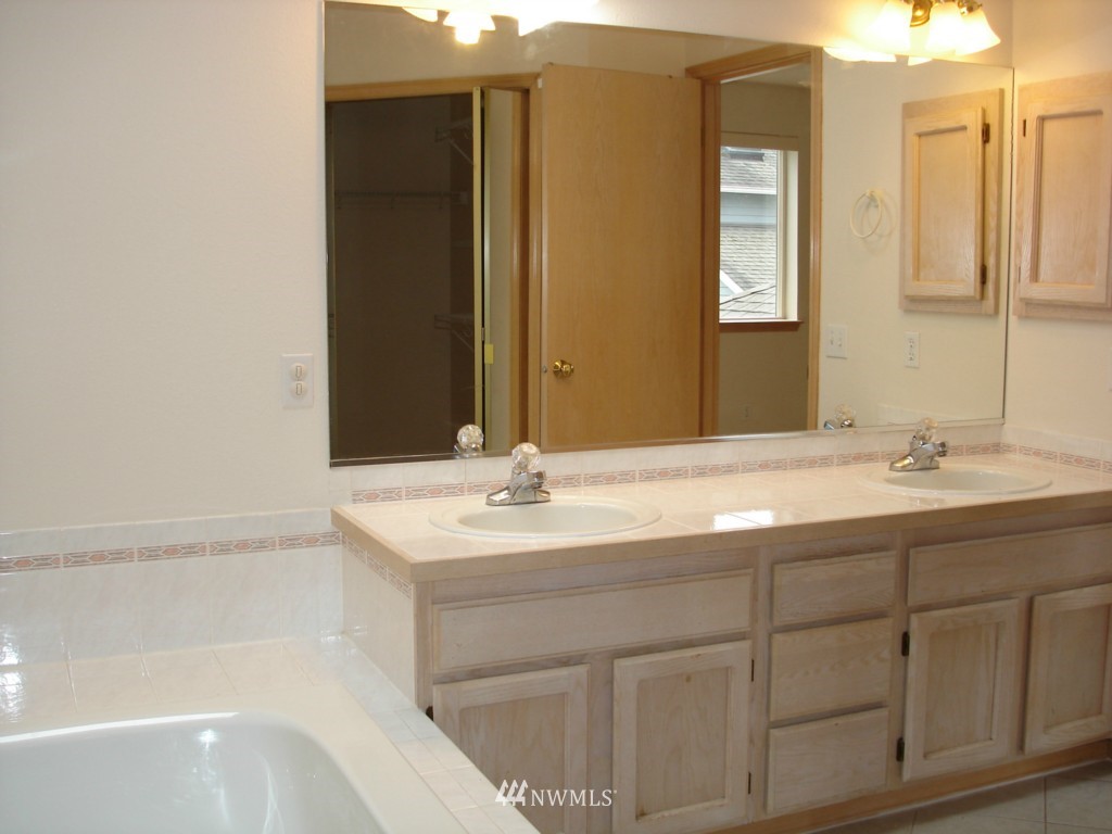 4126 Northeast 7th Street Renton, WA 98059 - Photo 4 of 7