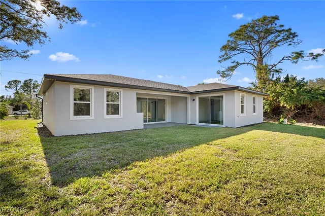 a view of a house with backyard and garden
