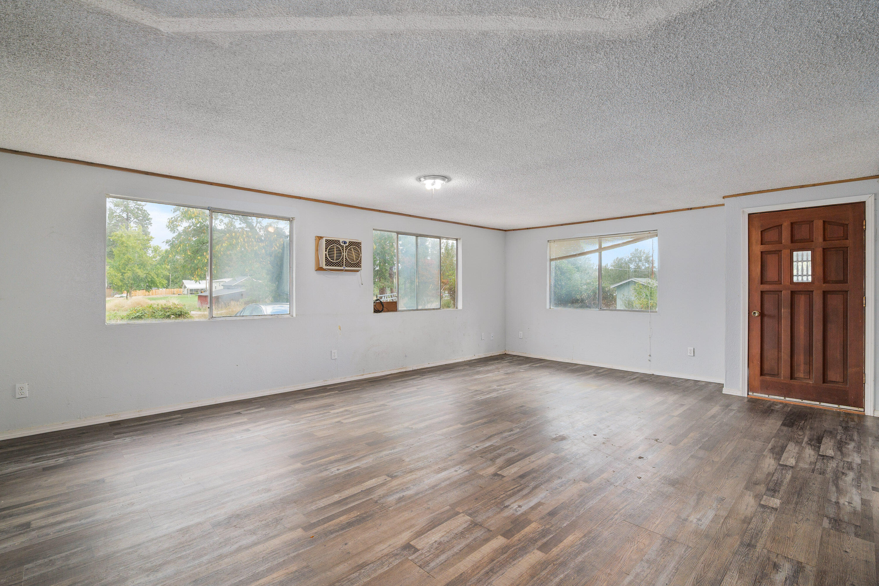 2424 Robinson Road Grants Pass, OR 97527 - Photo 10 of 44 Main House - Living Room