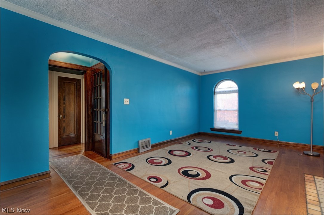 17406 Neff Road Cleveland, OH 44119 - Photo 3 of 23 Through the archway - stairway to front entrance