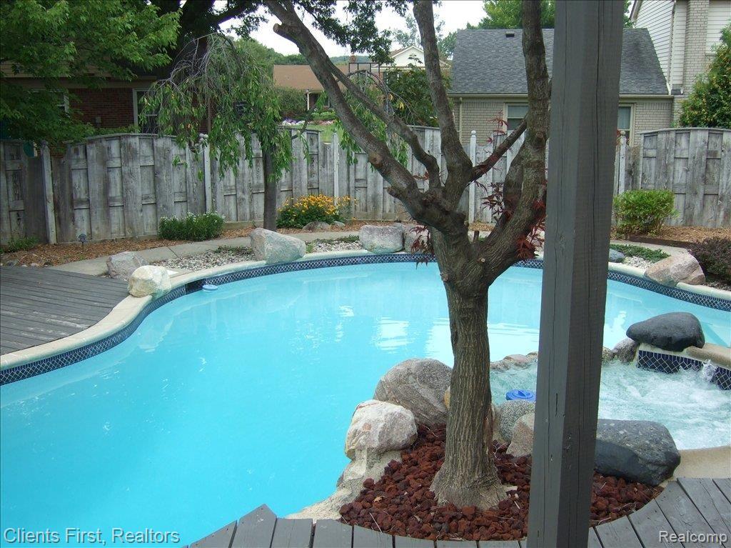 35878 Charter Crest Road Farmington, MI 48335 - Photo 10 of 25 Backyard - 5