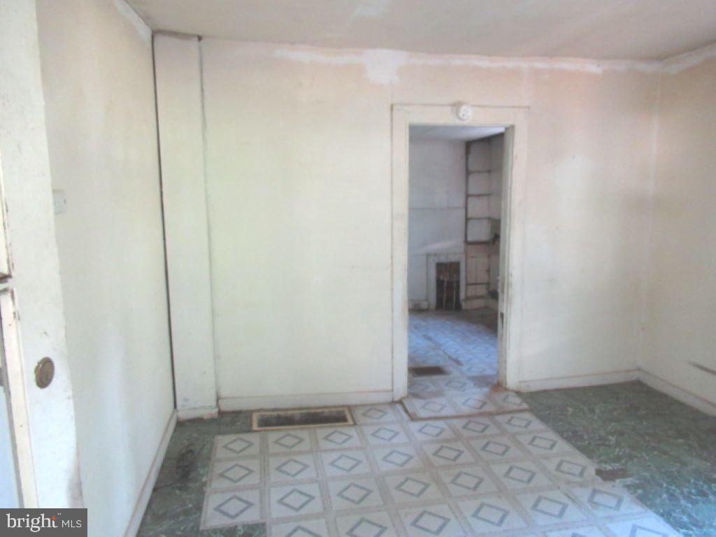 265 Broadlane Road Williamstown, NJ 08094 - Photo 6 of 10 Living room