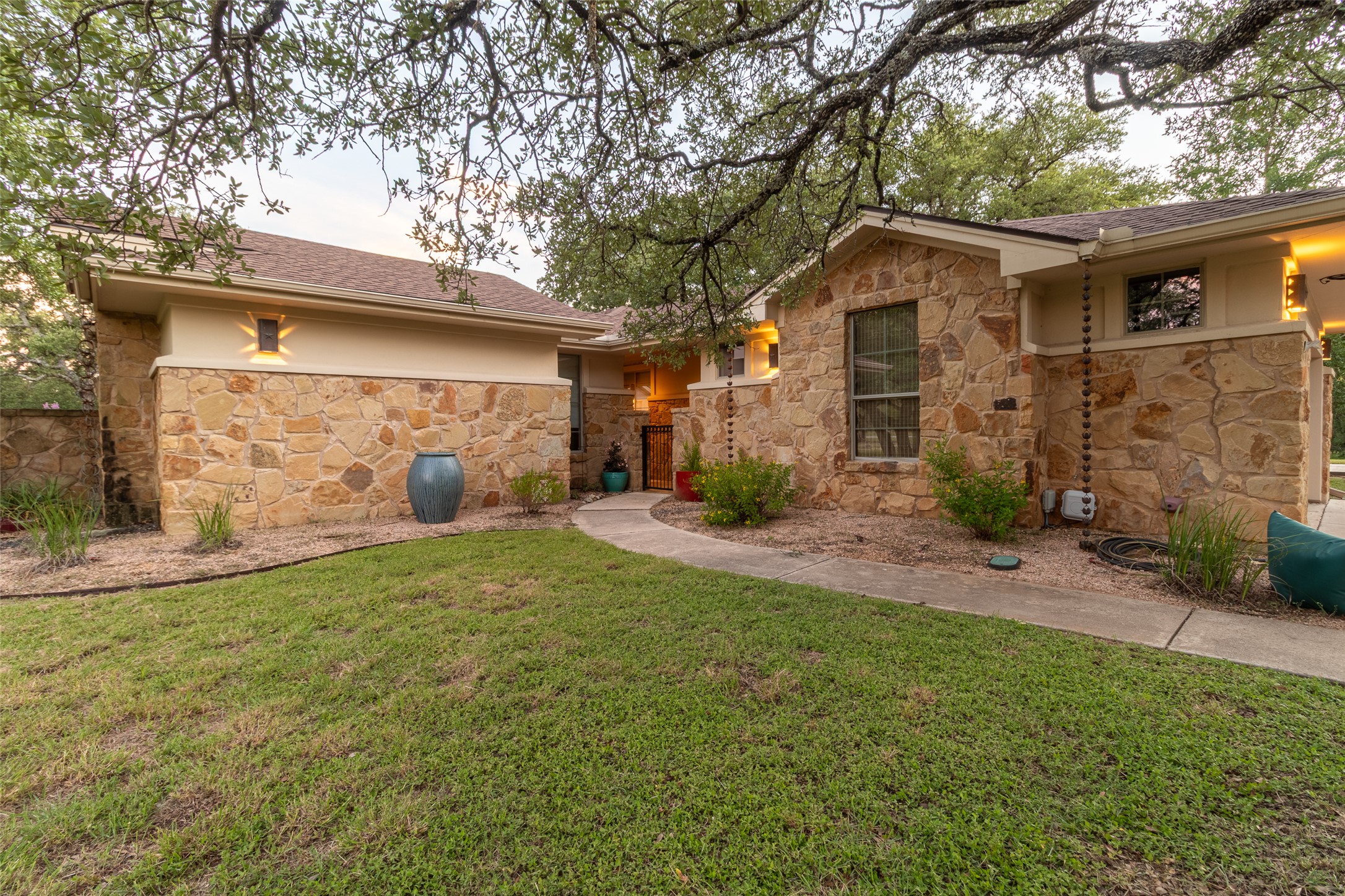 515 E Trail Spicewood, TX 78669 - Photo 8 of 36 a backyard of a house with table and chairs