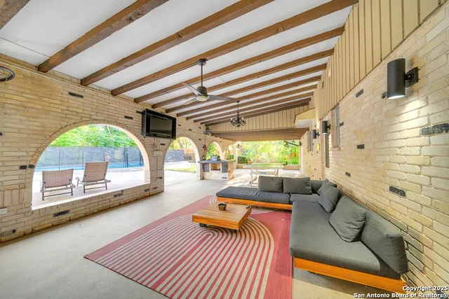 a view of entryway with a garden