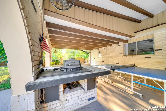 a view of a backyard