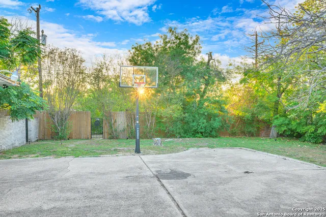 $3,100 | 605 Squires Row, Castle Hills, TX 78213