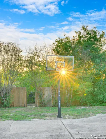 $3,100 | 605 Squires Row, Castle Hills, TX 78213