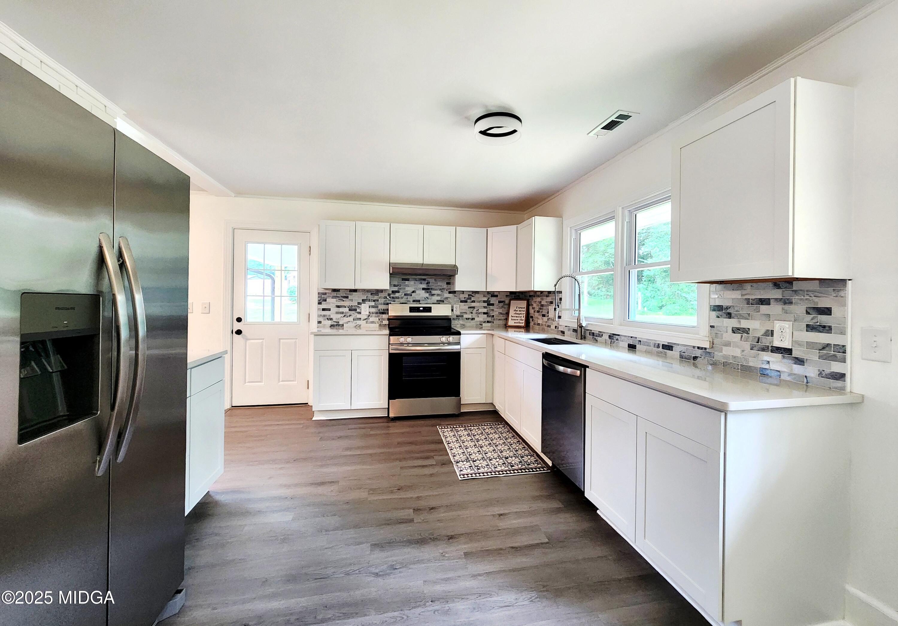 360 Sunset Circle Forsyth, GA 31029 - Photo 7 of 24 10