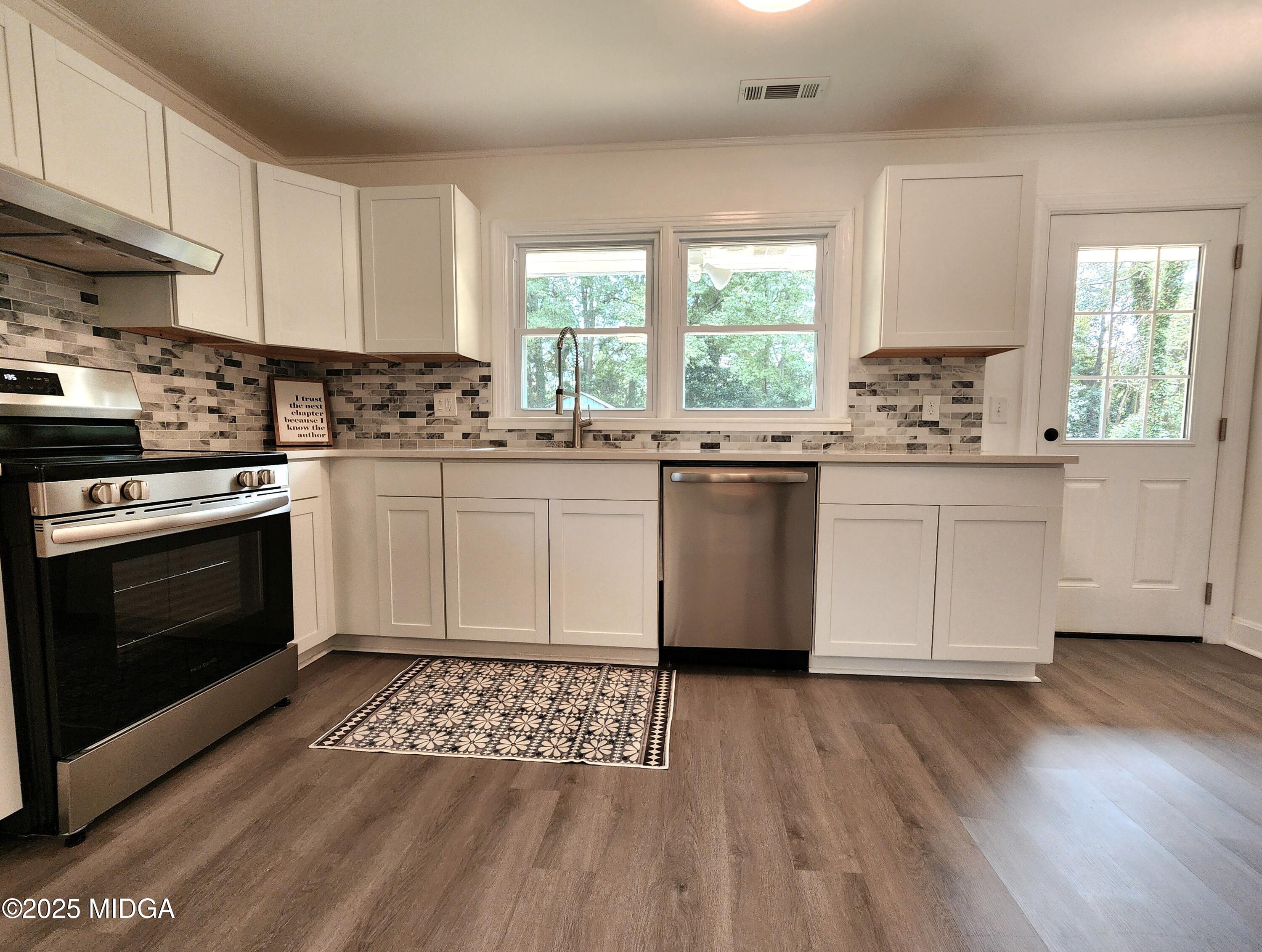 360 Sunset Circle Forsyth, GA 31029 - Photo 9 of 24 26