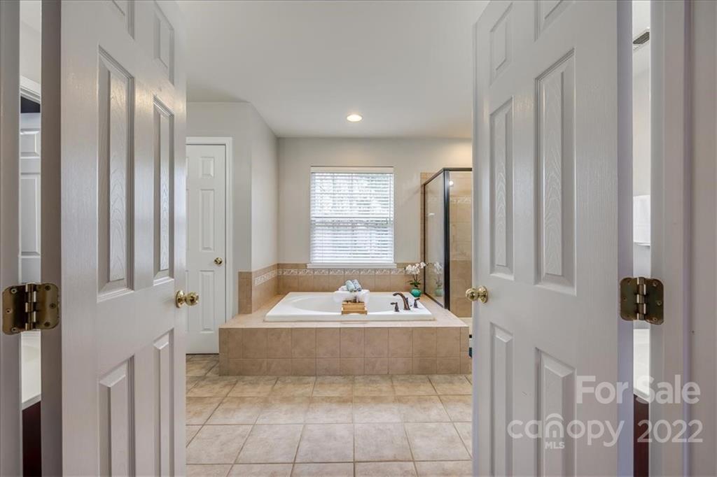 612 Panthers Way Fort Mill, SC 29708 - Photo 25 of 31 a spacious bathroom with a bathtub sink and mirror