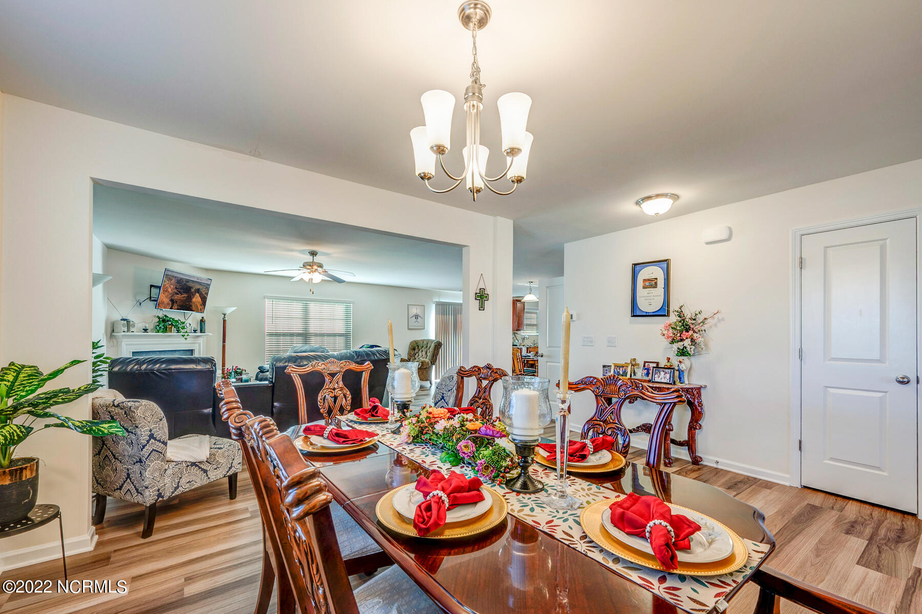 326 Frida Road New Bern, NC 28560 - Photo 13 of 51 Dining looking towards great/family room