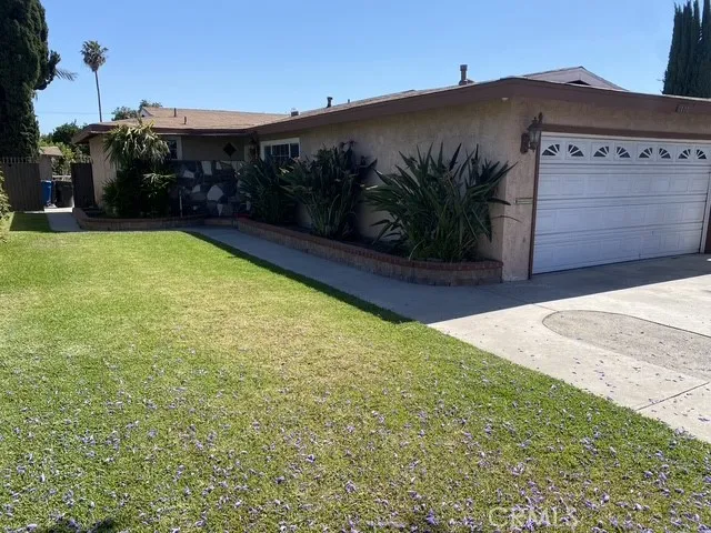 a view of a back yard of the house