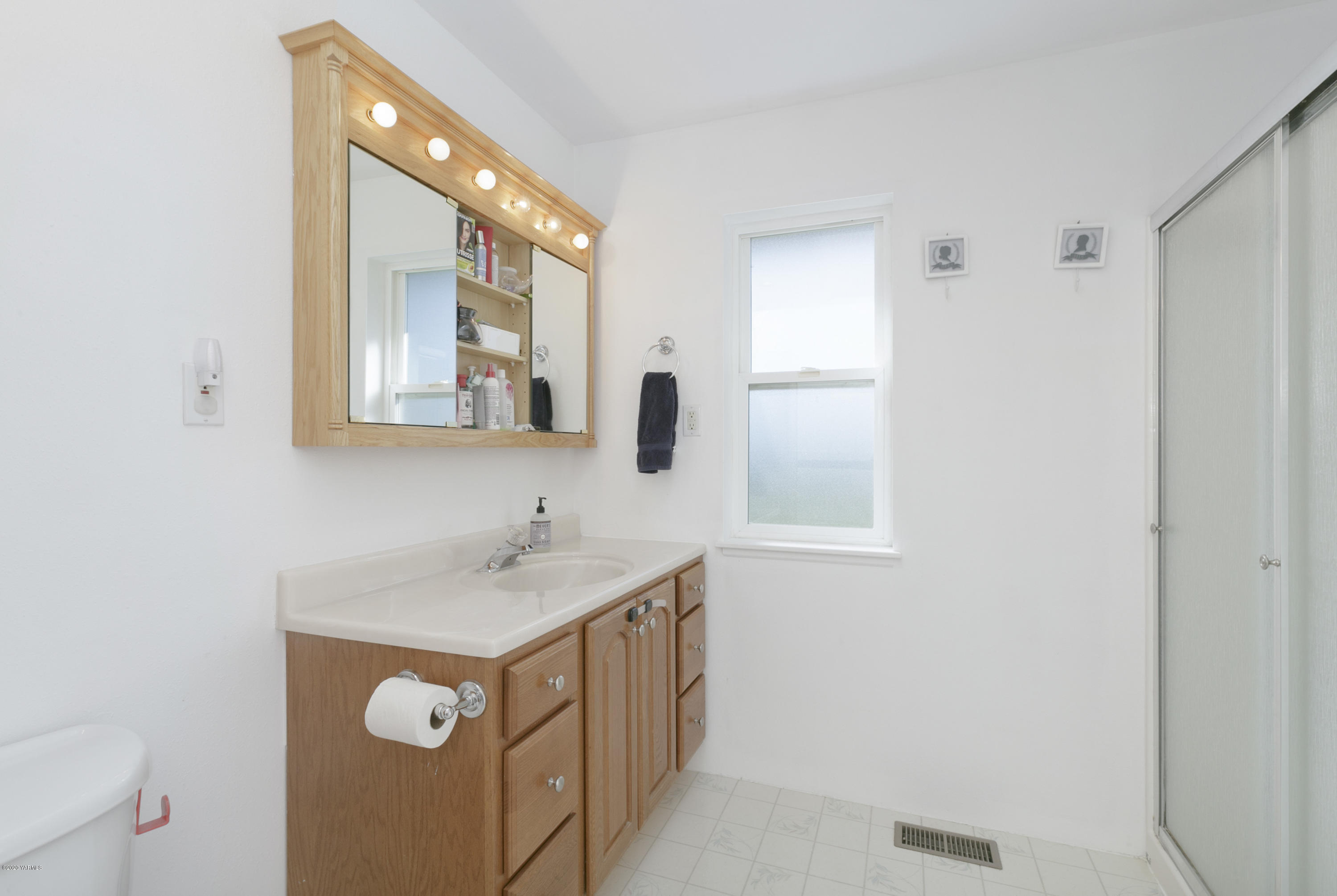 81 Blue Goose Road Zillah, WA 98953 - Photo 13 of 29 Master Bathroom