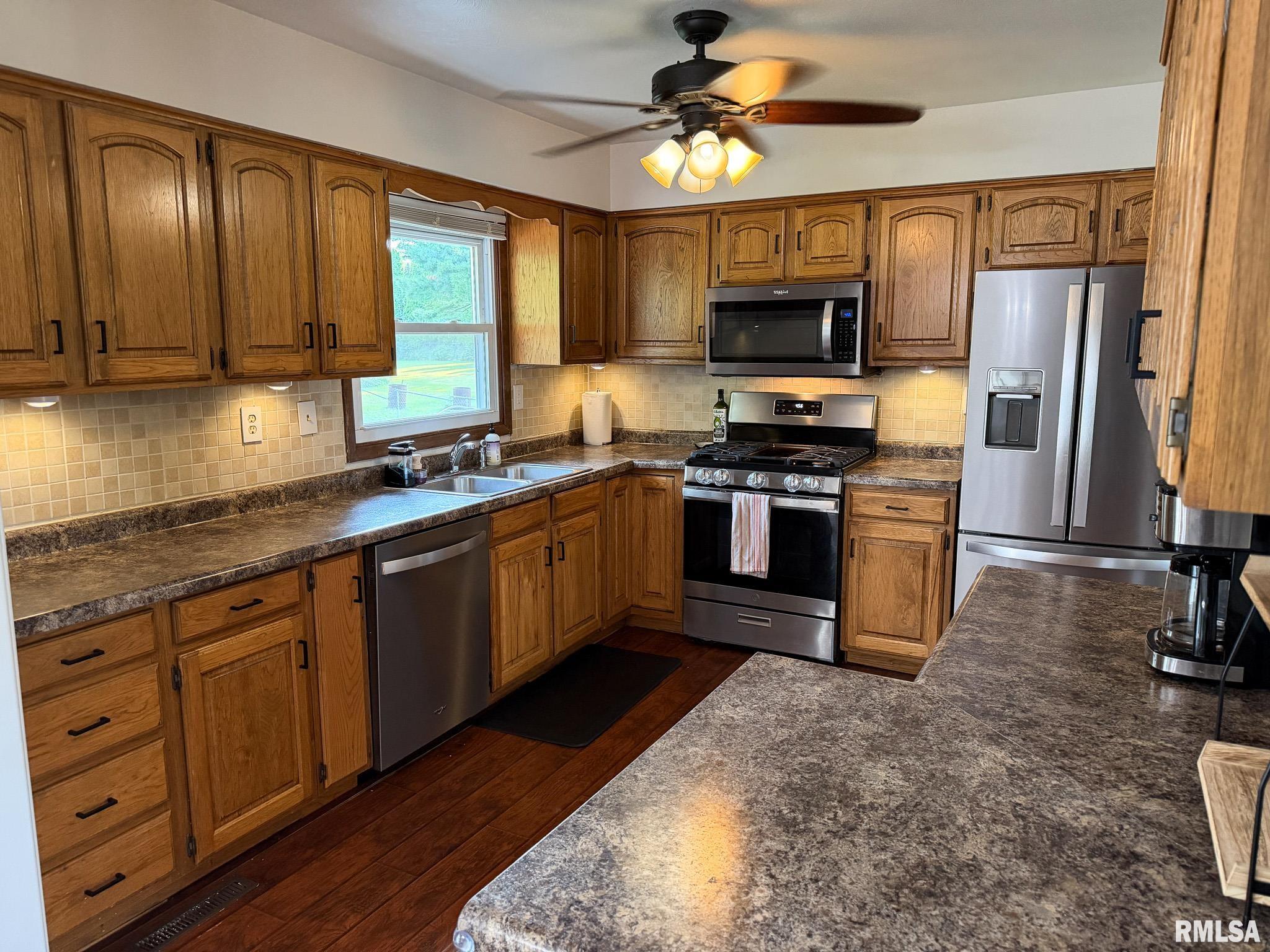 906 Lake Road Eureka, IL 61530 - Photo 16 of 45 Gallery Image 16