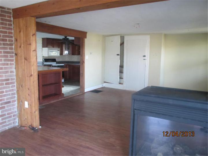 307 Fremont Road Nottingham, PA 19362 - Photo 4 of 12 Living Room