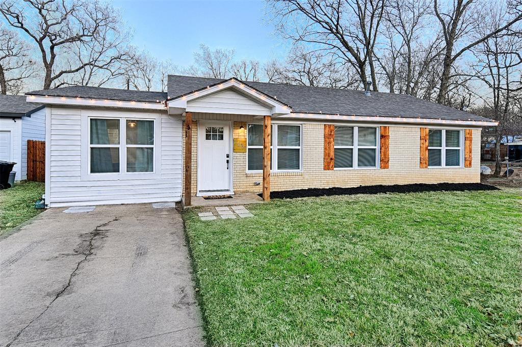 Single story home featuring a front yard
