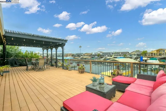 a view of a back yard of the house