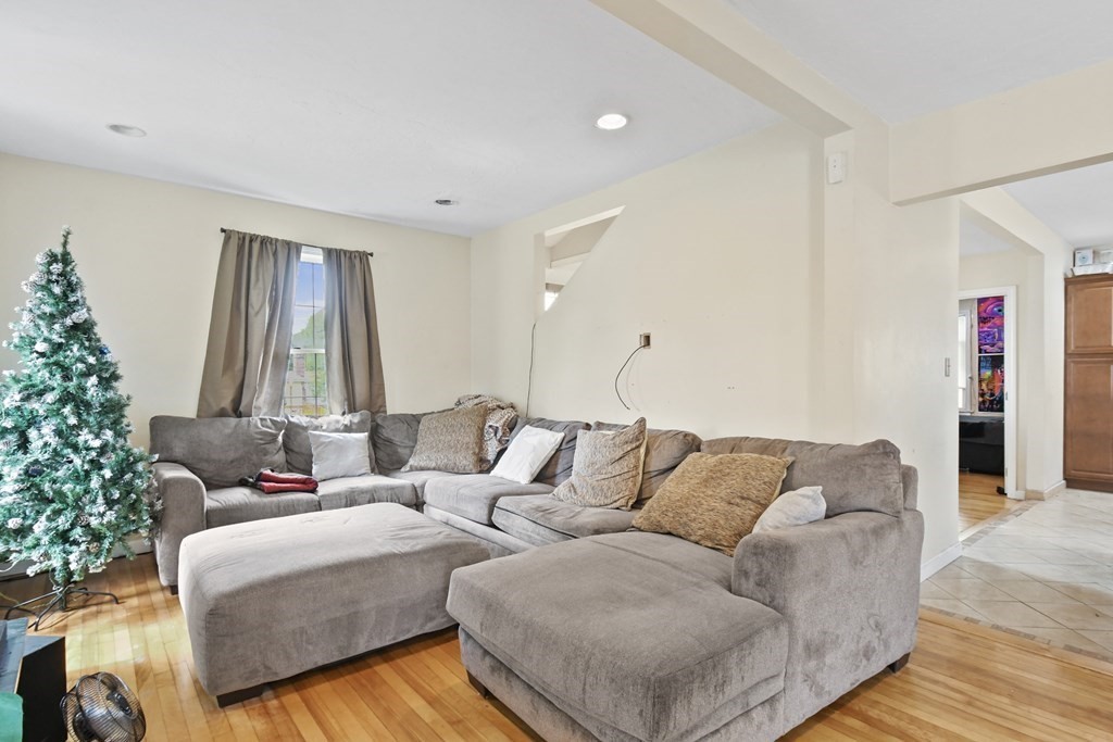30 Dixfield Road Worcester, MA 01606 - Photo 2 of 29 Gallery Image 2