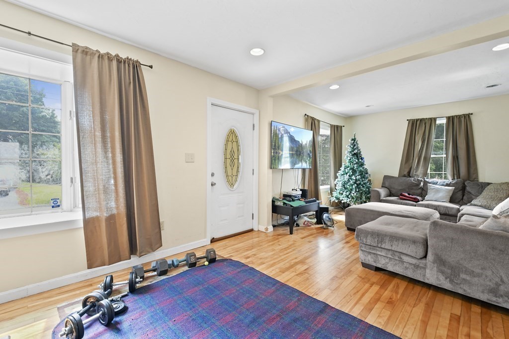 30 Dixfield Road Worcester, MA 01606 - Photo 3 of 29 Gallery Image 3