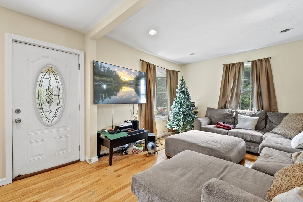 30 Dixfield Road Worcester, MA 01606 - Photo 4 of 29 Gallery Image 4