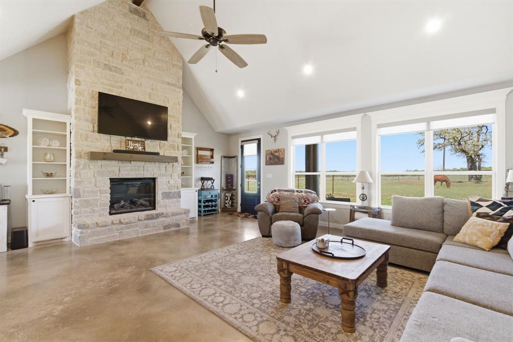 4095 Agnes Circle Springtown, TX 76082 - Photo 3 of 40