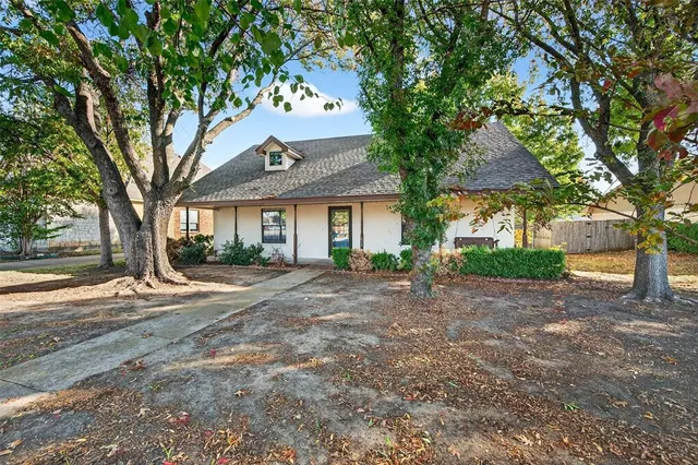 a view of empty room with wooden floor and ceiling fan