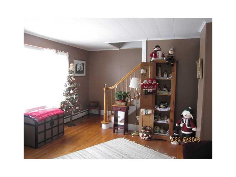 527 River Road Cushing, ME 04563 - Photo 12 of 35 Living Room.