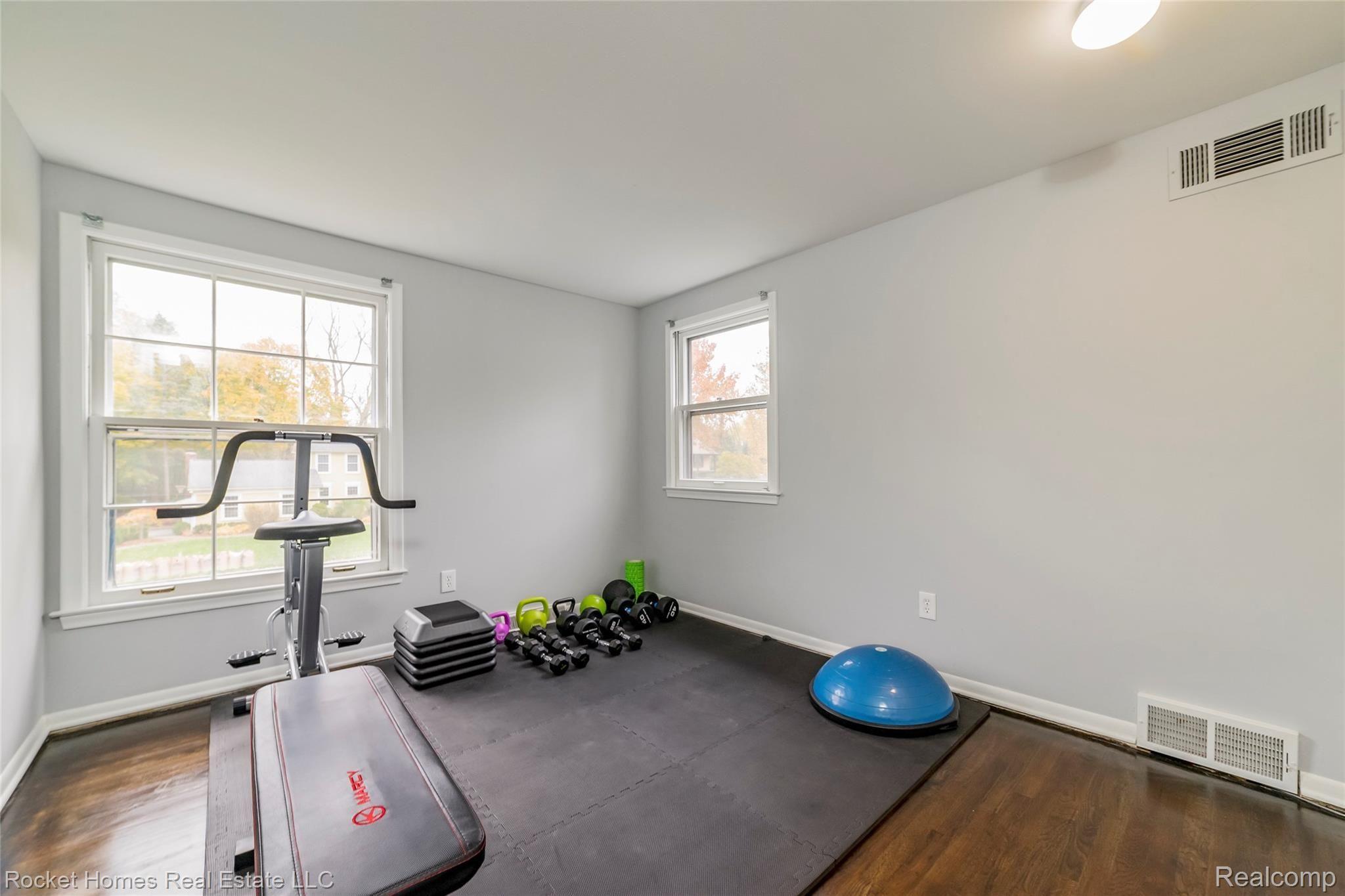 879 Foxhall Road Bloomfield Hills, MI 48304 - Photo 26 of 44 024-photo-bedroom-7719069.jpg