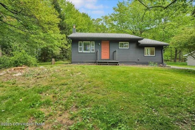 $310,000 | 216 Sutton Place, Pocono Summit, PA 18346