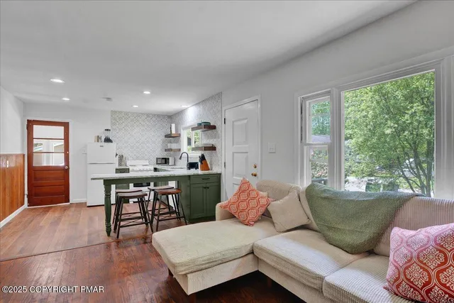 $310,000 | 216 Sutton Place, Pocono Summit, PA 18346