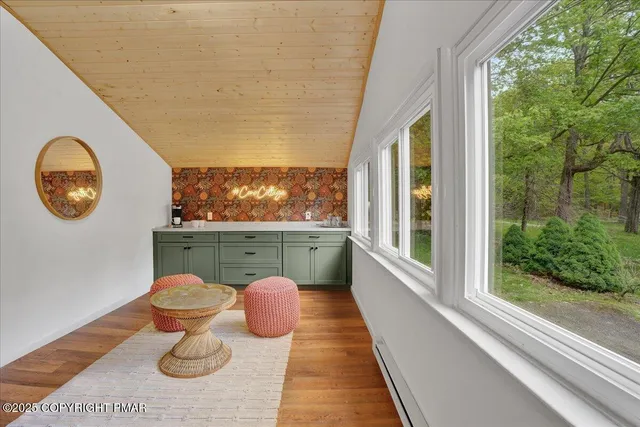 $310,000 | 216 Sutton Place, Pocono Summit, PA 18346