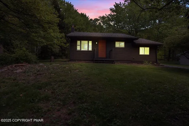 $310,000 | 216 Sutton Place, Pocono Summit, PA 18346