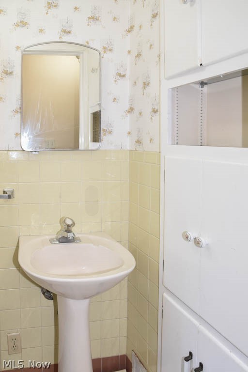 444 Schocalog Road Akron, OH 44320 - Photo 16 of 23 Half bath on the main level.