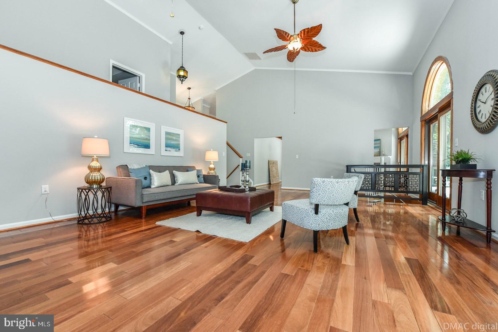 Huge family room w vaulted ceilings