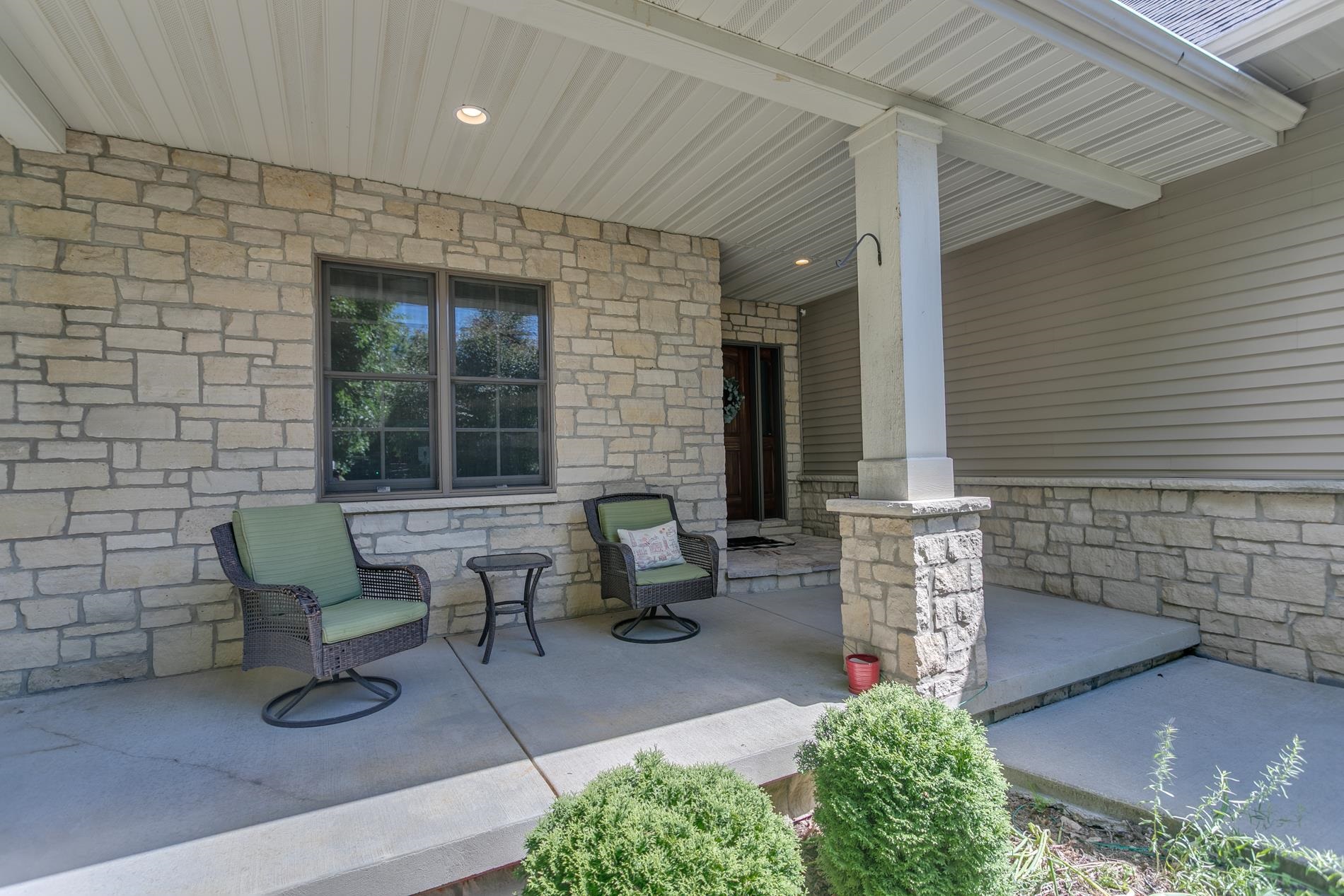 1387 Radcliff Road Neenah, WI 54956 - Photo 3 of 65