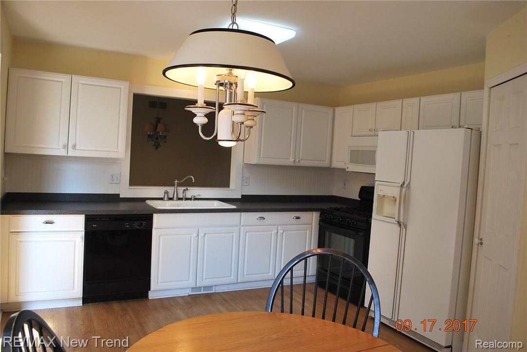 21680 River Ridge Trail, Unit 197 Farmington, MI 48335 - Photo 6 of 17 KITCHEN VIEW # 2
