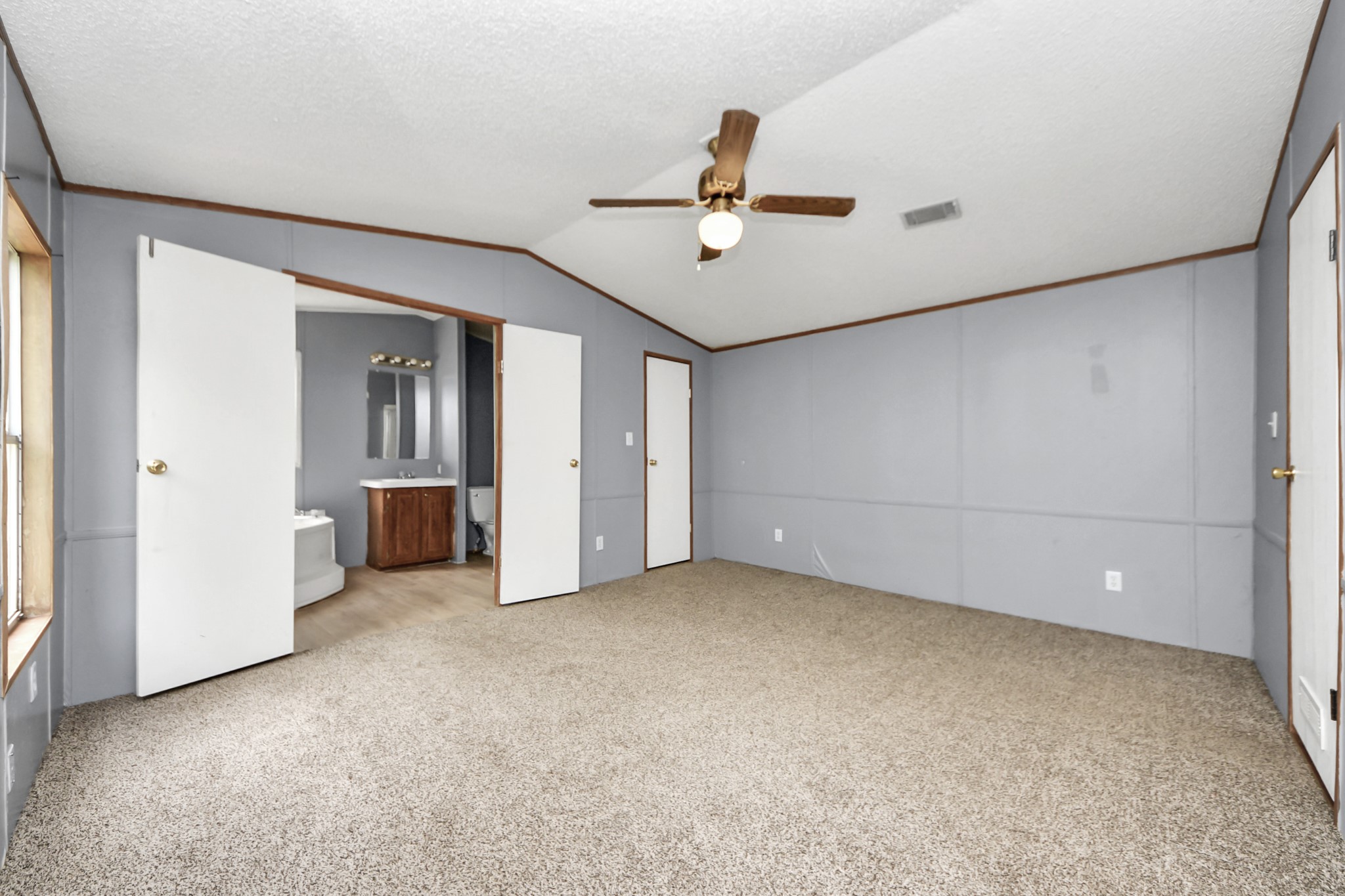25932 Thatcham New Caney, TX 77357 - Photo 18 of 44 an empty room with closet and a ceiling fan