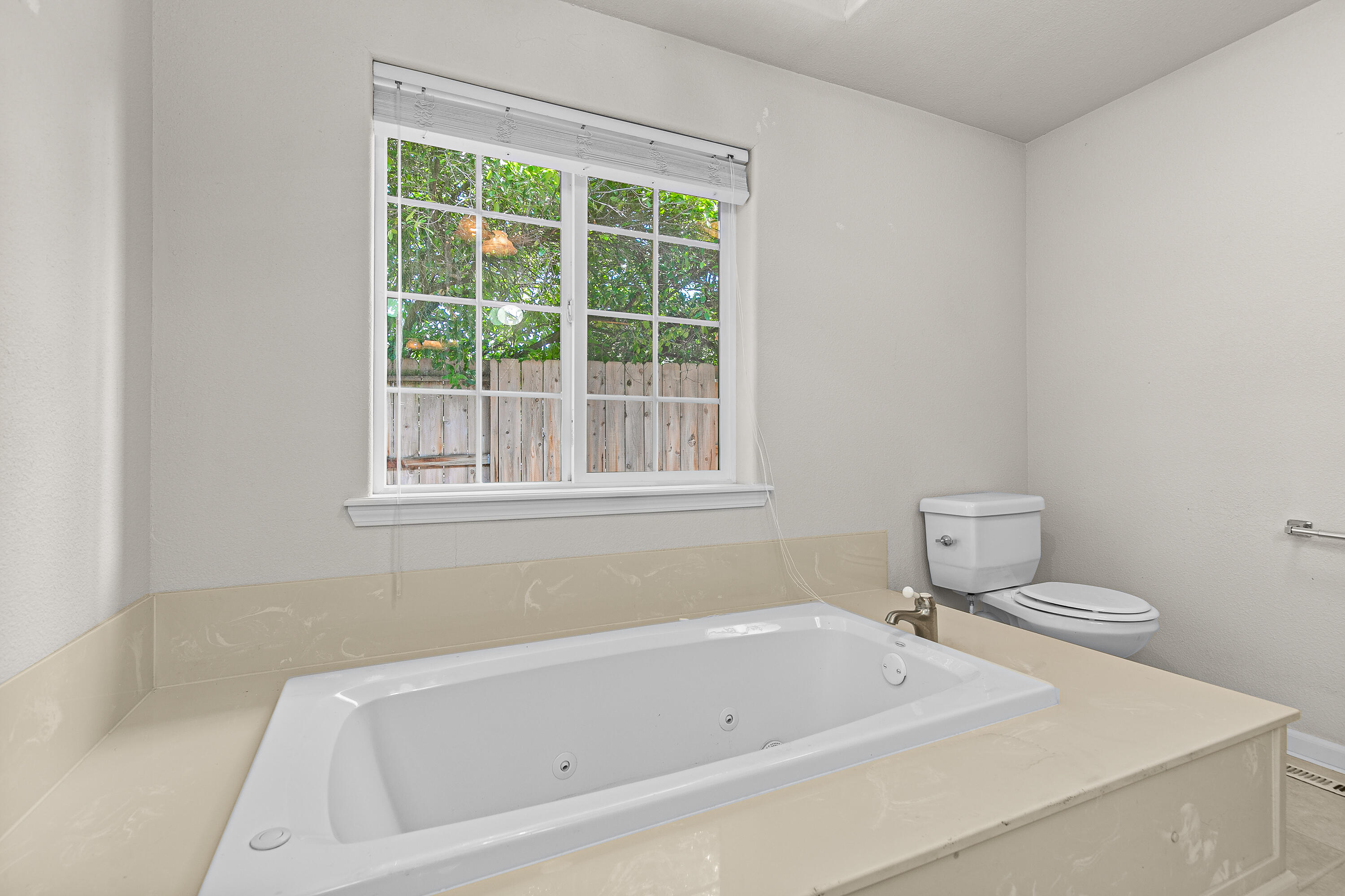 2931 Aldersgate Road Medford, OR 97504 - Photo 18 of 39 17 - Primary Bathroom