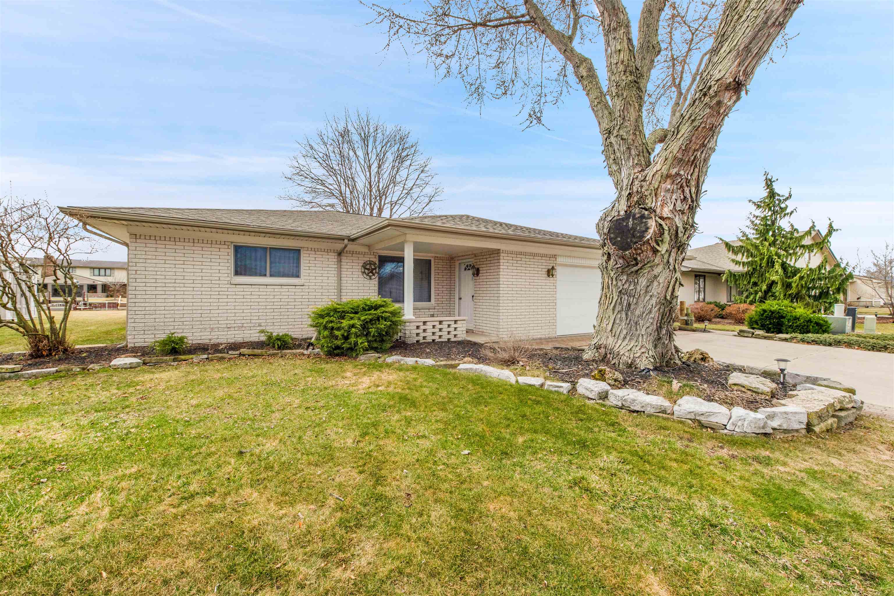 7275 Riverside Drive Algonac, MI 48001 - Photo 4 of 38 50169444-39f14a13-b7c2-4aac-ba99-fee17e4e3ada.JPG