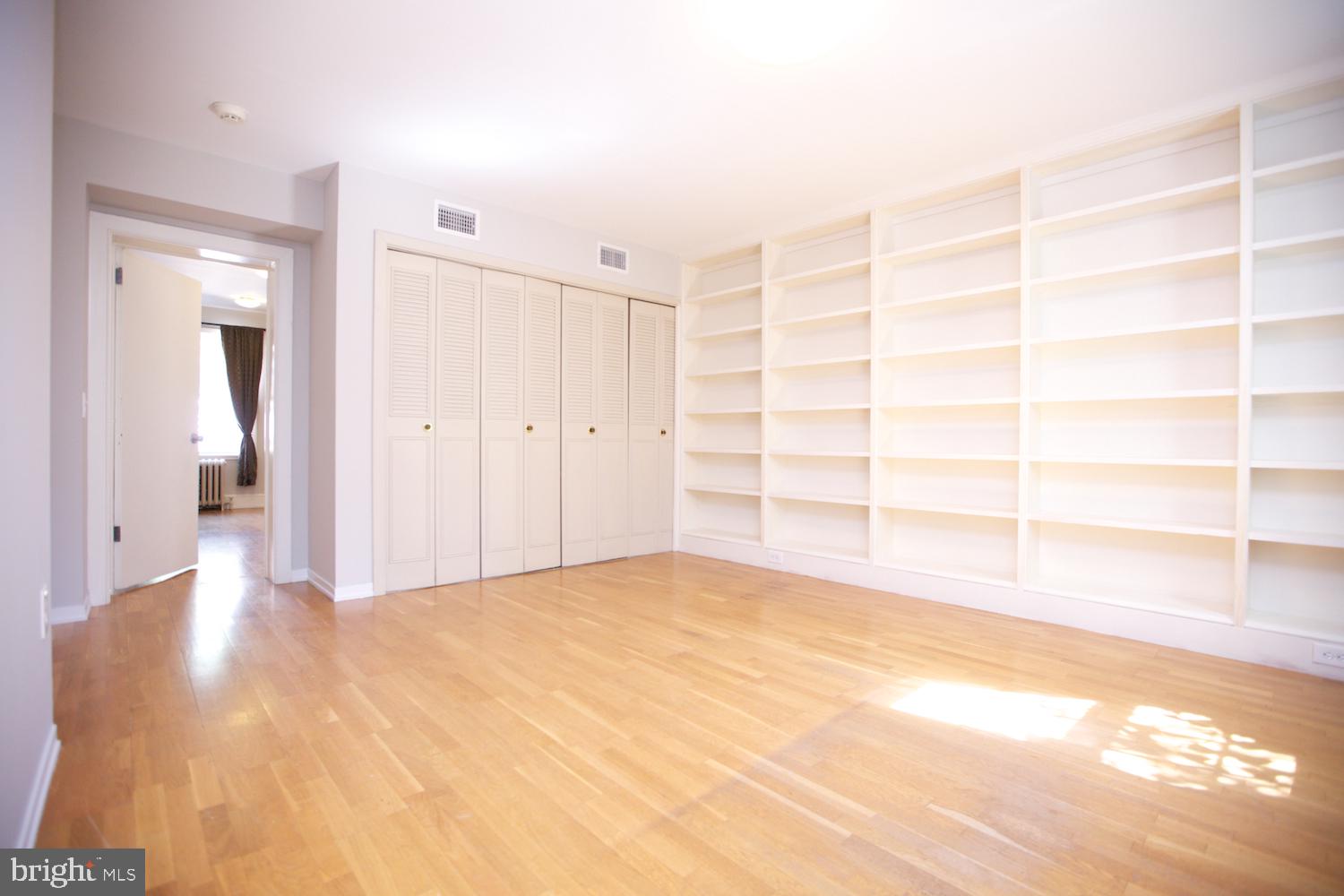 421 South 20th Street Philadelphia, PA 19146 - Photo 25 of 40 a view of an empty room with a window