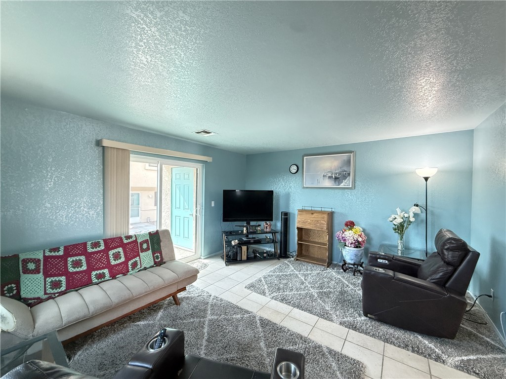 3400 Sunriver Road, Unit B4 Bullhead City, AZ 86429 - Photo 4 of 26 Living Room