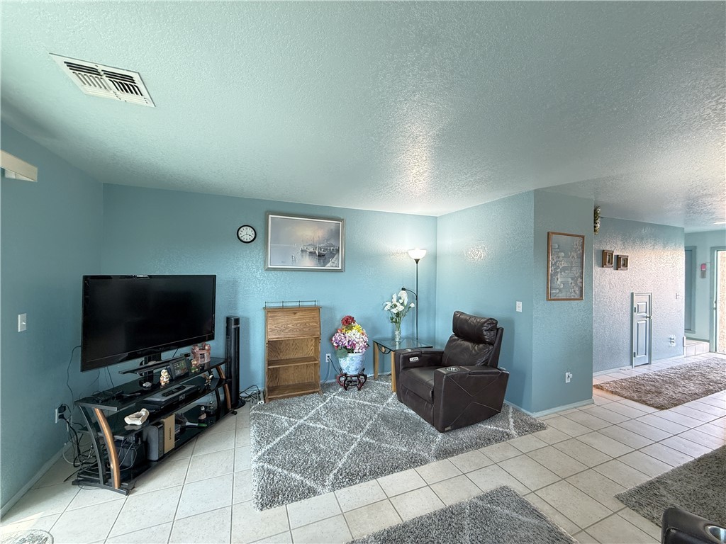 3400 Sunriver Road, Unit B4 Bullhead City, AZ 86429 - Photo 5 of 26 Living Room